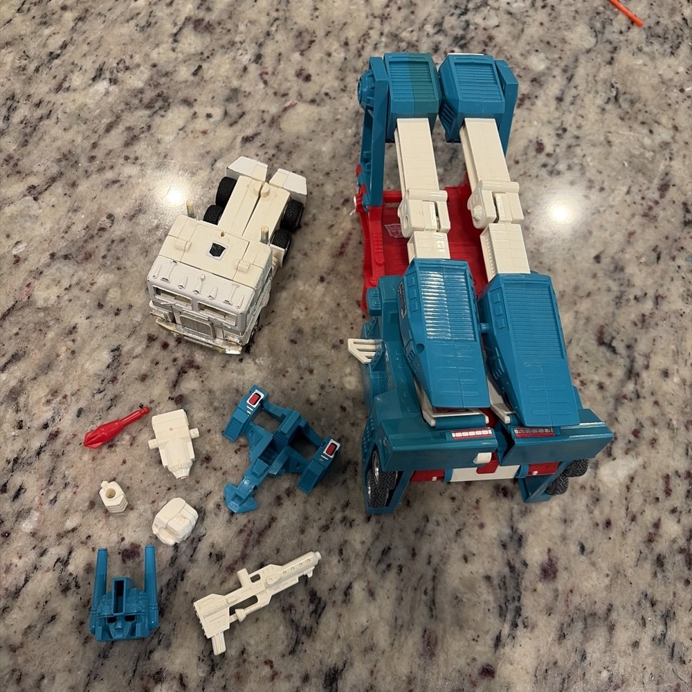 Vintage Transformers G1 Ultra Magnus Action Figure 1984 Hasbro Incomplete Parts